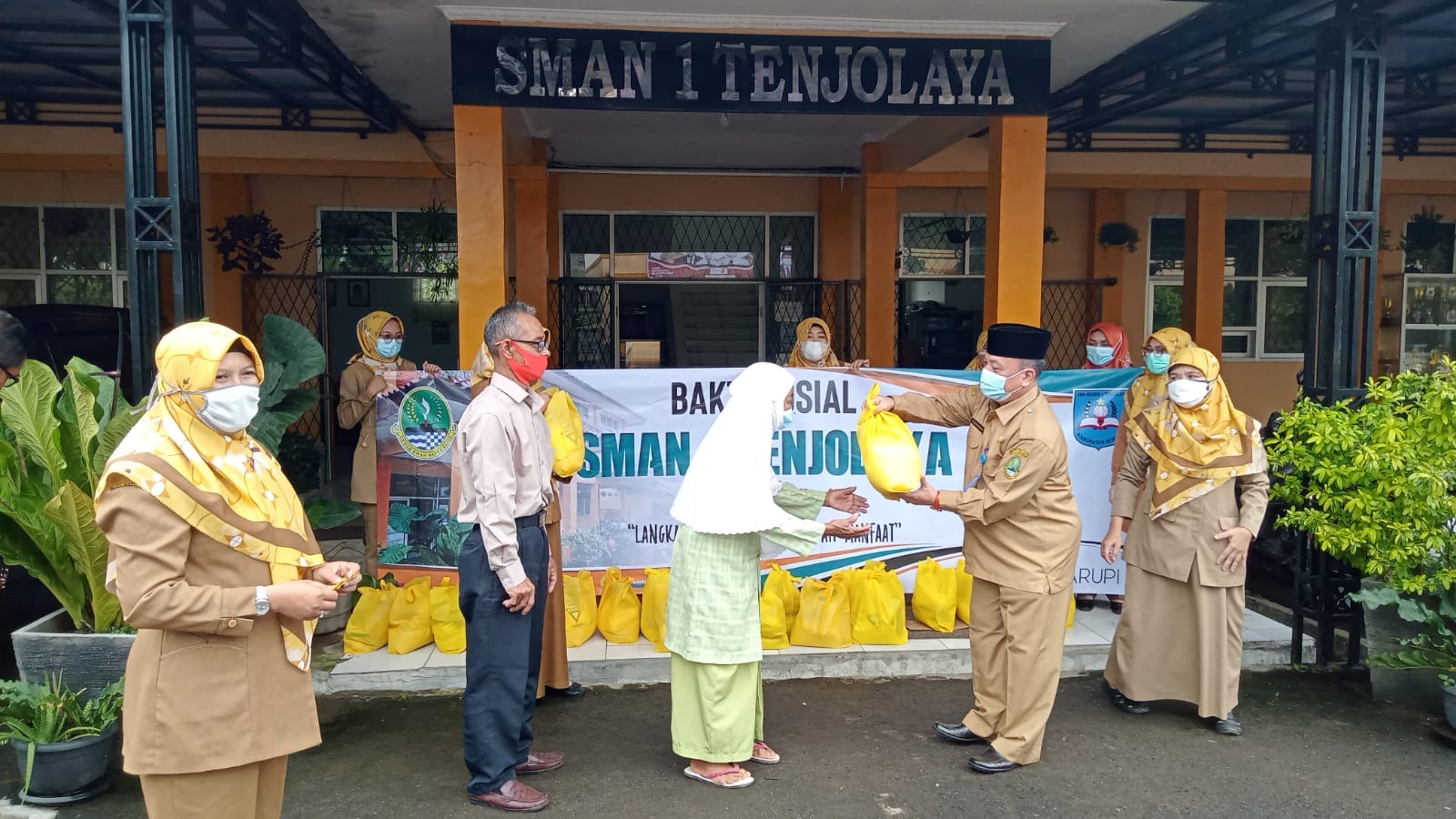 Bakti Sosial SMAN 1 Tenjolaya